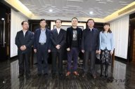 信陽市統(tǒng)戰(zhàn)部部長方波、副市長張明春、招商局局長王亞玲一行來我司參觀指導(dǎo)